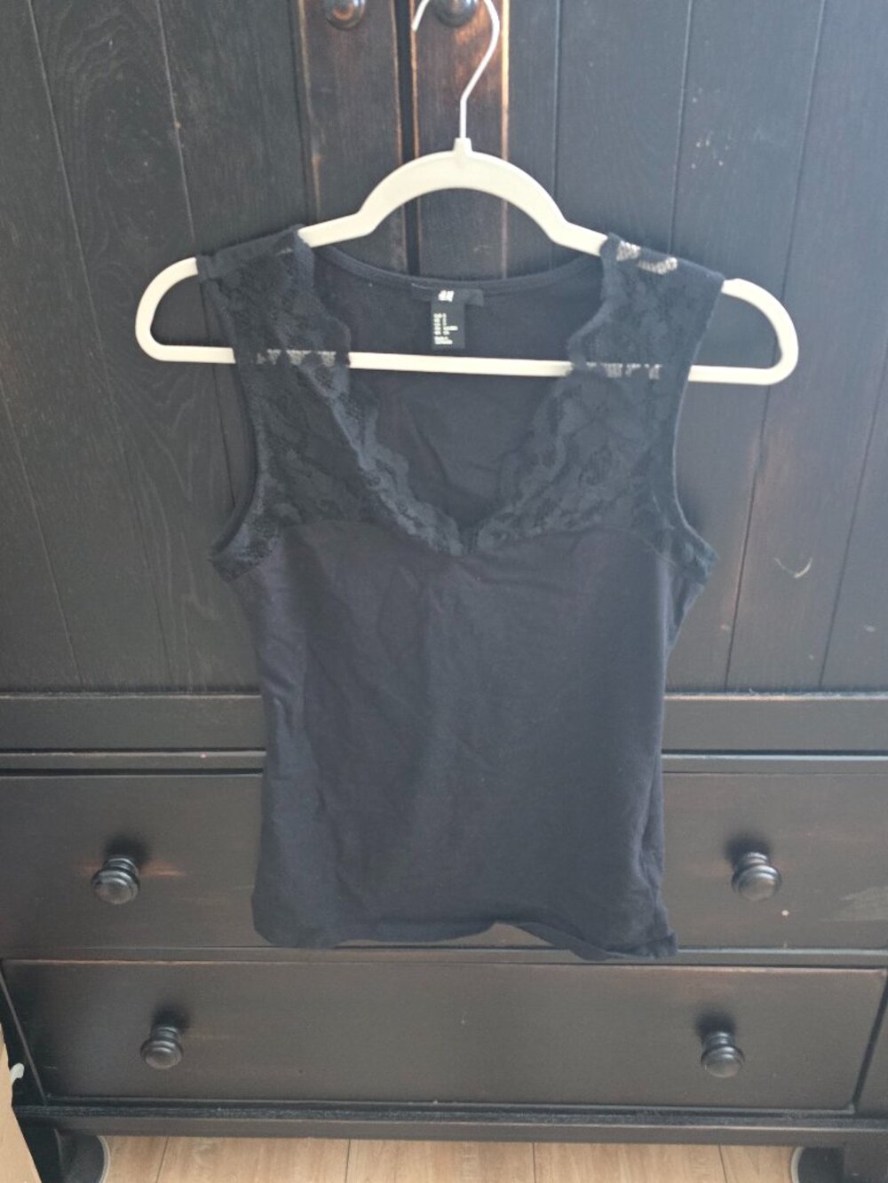 H&M black tank top featuring a delicate lace-trimmed V-neckline Small